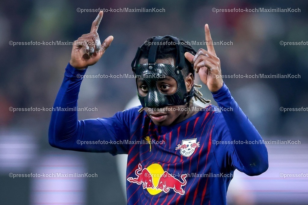 BMG28112501045 | 28.11.2025, Fußball, Borussia Mönchengladbach - RB Leipzig, 1. Fußball Bundesliga, 12.Spieltag, Borussia-Park, Saison 2025 2026: Yan Diomande (RB Leipzig #49) gestikulierend mit Gesichtsschutz Maske Gesichtsmaske Nasenschutz Nasenmaske DFB regulations prohibit any use of photographs as image sequences and or quasi-video.