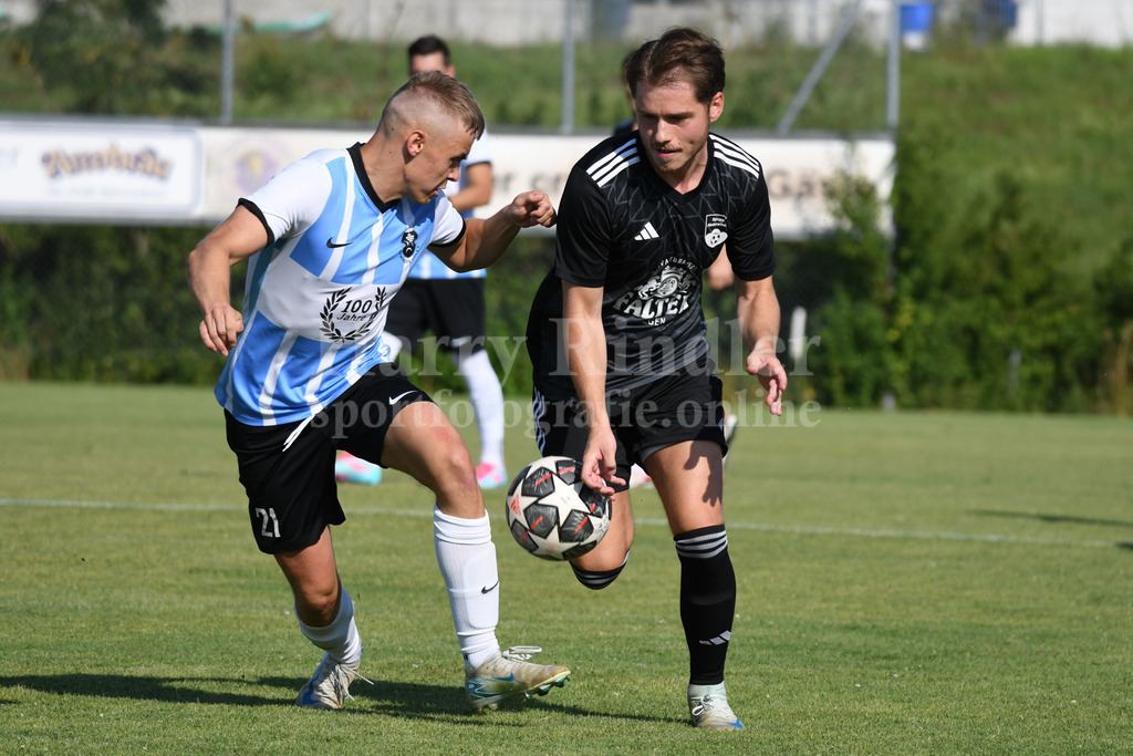 Testspiel SV  Winzer (Kreisliga Straubing) : SpVgg Niederalteich ( Bezirksliga Ost) | Lukas Uhl (#21 SV Winzer) li. gegen Valentin Ketzer (SpVgg Niederalteich)  - Realisiert mit Pictrs.com