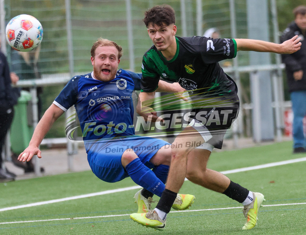 SC Enger - TuS Hücker-Aschen | Auf dem Bild zu sehen: schwarz SC Enger: Arian Murseli ; blau TuS Hücker-Aschen: Gabriel Baitler SC Enger, TuS Hücker-Aschen, Saison 26/27, Kreisliga A, Enger, Deutschland - Realisiert mit Pictrs.com