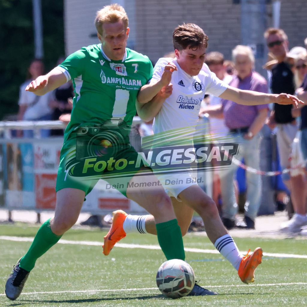 TuS Bruchmühlen - Bünder SV | Auf dem Bild zu sehen: weiß TuS Bruchmühlen: Luis Manthey ; grün Bünder SV: Volkmar VögeTuS Bruchmühlen, Bünder SV, Saison 25/26, Kreisliga A, Bruchmühlen, Deutschland - Realisiert mit Pictrs.com