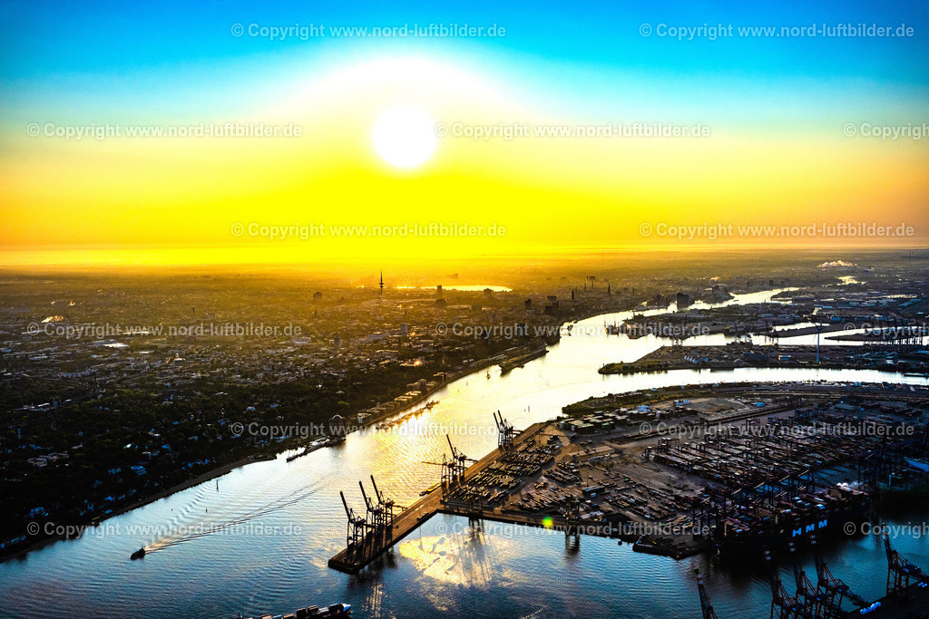 Hamburg_Nebel_Sonnenaufgang_Hafen_ELS_2915050623 | HAMBURG 05.06.2023 Uferbereiche am Flußverlauf der Elbe im Ortsteil Steinwerder in Hamburg, Deutschland. // Riparian zones on the course of the river of the River Elbe in the district Steinwerder in Hamburg, Germany. Foto: Martin Elsen
