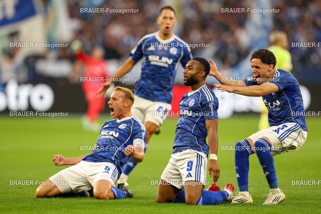 1_S04BER_20250801_1116.JPG -  - FC Schalke 04 - Hertha BSC Berlin - 2. Bundesliga | Gelsenkirchen, Deutschland, 01.08.25: Moussa Sylla (FC Schalke 04) Torjubel, jubelt mit seiner Mannschaft nach dem Treffer zum 1:0 waehrend des Spiels der 2. Bundesliga zwischen FC Schalke 04 - Hertha BSC Berlin in der Veltins-Arena am 01. August 2025 in Gelsenkirchen, Deutschland. (Foto von Stefan Brauer/Brauer-Fotoagentur)DFB/DFL REGULATIONS PROHIBIT ANY USE OF PHOTOGRAPHS AS IMAGE SEQUENCES AND/OR QUASI-VIDEO.