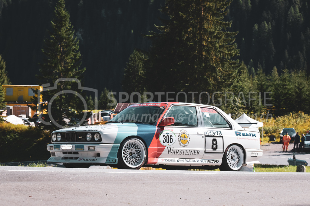 21. Arosa ClassicCar 2025 - 6. =September= 2025 | Andreas Renk aus Oberwil-Lieli (SUI) in einem BMW E30 M3 aus dem Jahre 1988 mit Startnummer 306 am Arosa ClassicCar 2025 in der Kategorie Sport Trophy..@arosaclassiccar, @arosa.official, #arosaclassiccar, #arosa, #76curves, #classiccarBild: Sportfotografie Markus Aeschimann | www.markus-aeschimann.ch - Realisiert mit Pictrs.com
