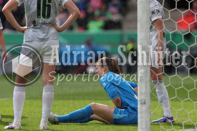 14.05.2026, GER, Fussball, Frauen, DFB-Pokal, Finale, Saison 2025/2026, VfL Wolfsburg - FC Bayern München | Stina Johannes (Wolfsburg)  liegt verletzt am Boden