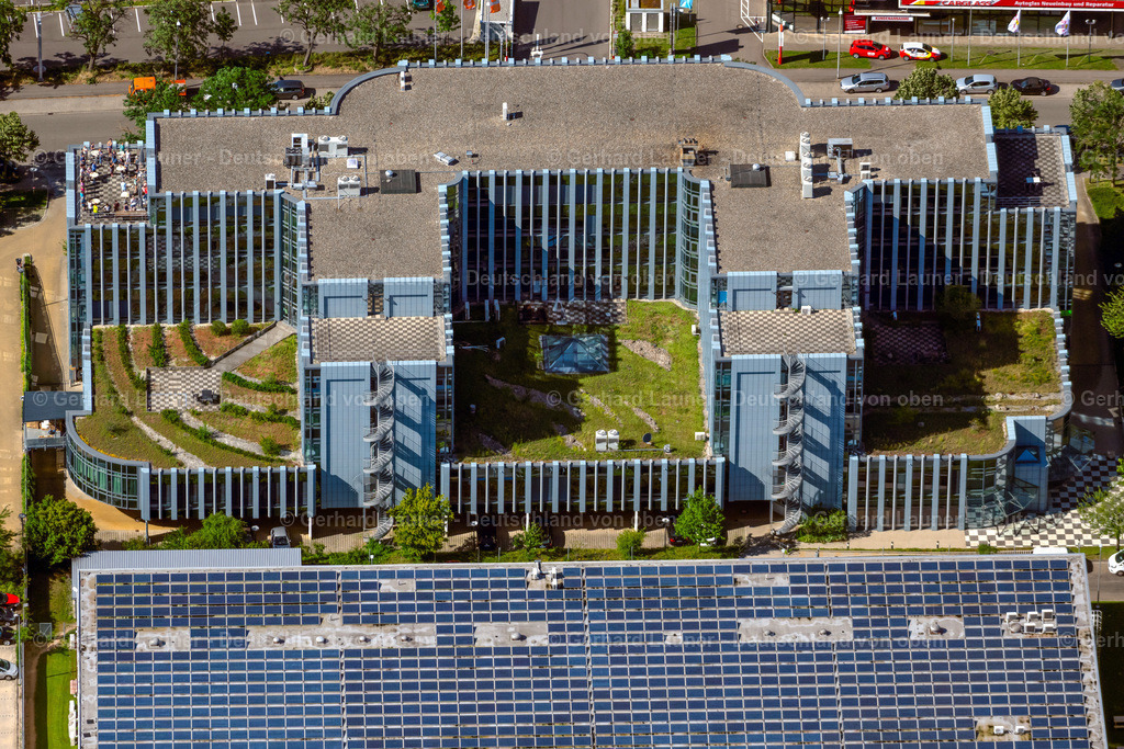 4033764 | FREIBURG IM BREISGAU 30.06.2020 Bürogebäude eines Verwaltungs- und Geschäftshauses mit begrünten Dachflächen an der Munzinger Straße im Ortsteil Sankt Georgen in Freiburg im Breisgau im Bundesland Baden-Württemberg, Deutschland. // Office building on street Munzinger Strasse in the district Sankt Georgen in Freiburg im Breisgau in the state Baden-Wuerttemberg, Germany. Foto: Gerhard Launer