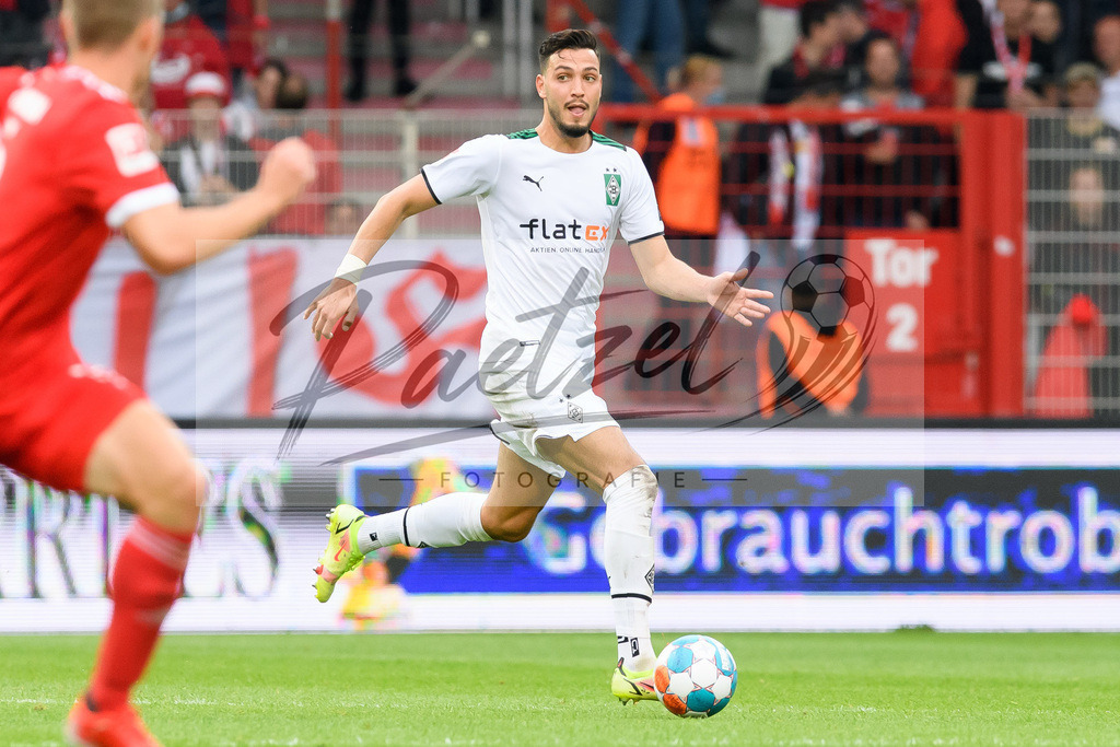 FCUBMG20210829_214 | Fussball, Herren: Ramy Bensebaini (Borussia Moenchengladbach) in Aktion, am Ball, Einzelaktion beim Spiel der 1. Bundesliga zwischen 1. FC Union Berlin und Borussia Moenchengladbach im Stadion An der Alten Foersterei am 29.08.2021 in Berlin, Deutschland. - Realisiert mit Pictrs.com