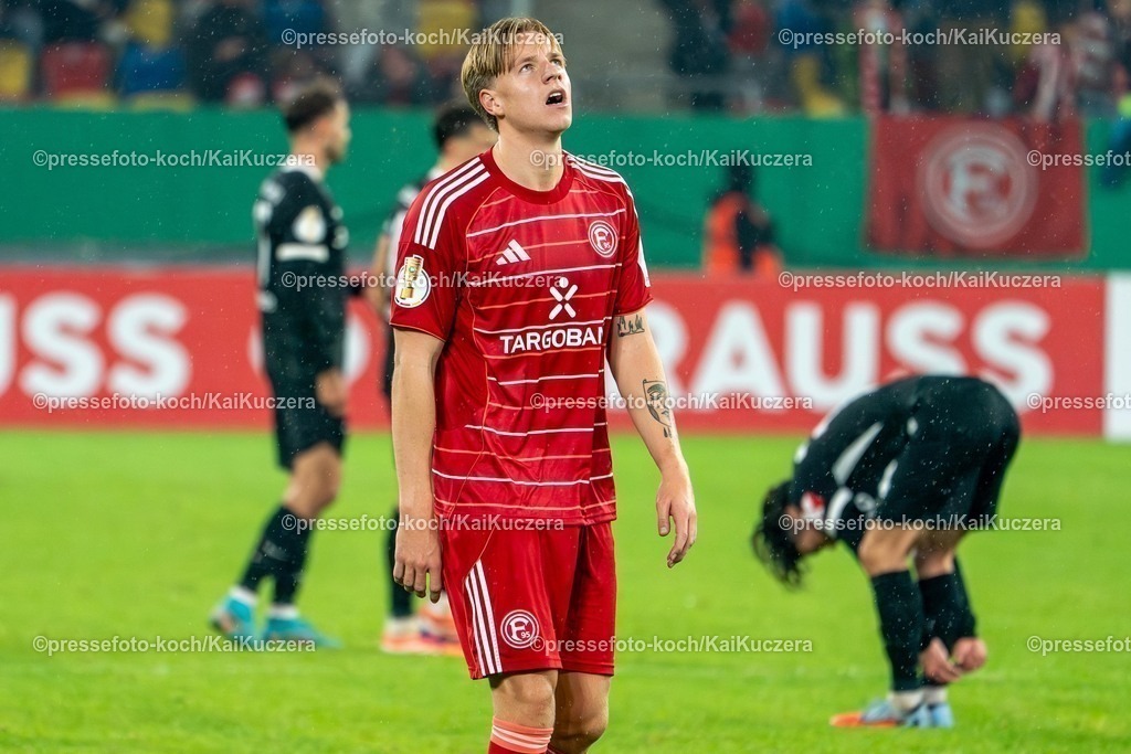 xKKUx29102501056 | 29.10.2025, xkkux, Fußball, DFB-Pokal 2. Runde, Fortuna Düsseldorf - SC Freiburg, Merkur Spiel-Arena, Saison 2025 2026: d02 blickt nach der Niederlage enttäuscht nach ObenDFB regulations prohibit any use of photographs as image sequences and or quasi-video.