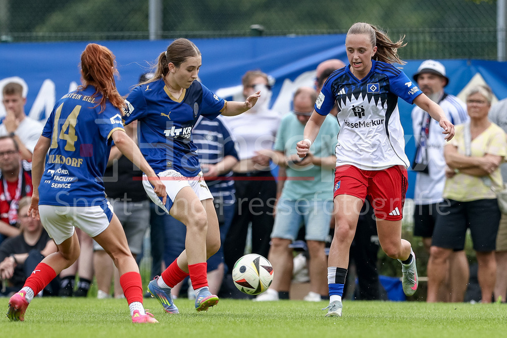 Fussball, Testspiel Frauen, Hamburger SV - Holstein Kiel | v.li.: Arjela Lako (Holstein Kiel, 17) und Victoria Schulz (Hamburger SV, 19) im Zweikampf, Duell, Dynamik, Aktion, Action, Spielszene