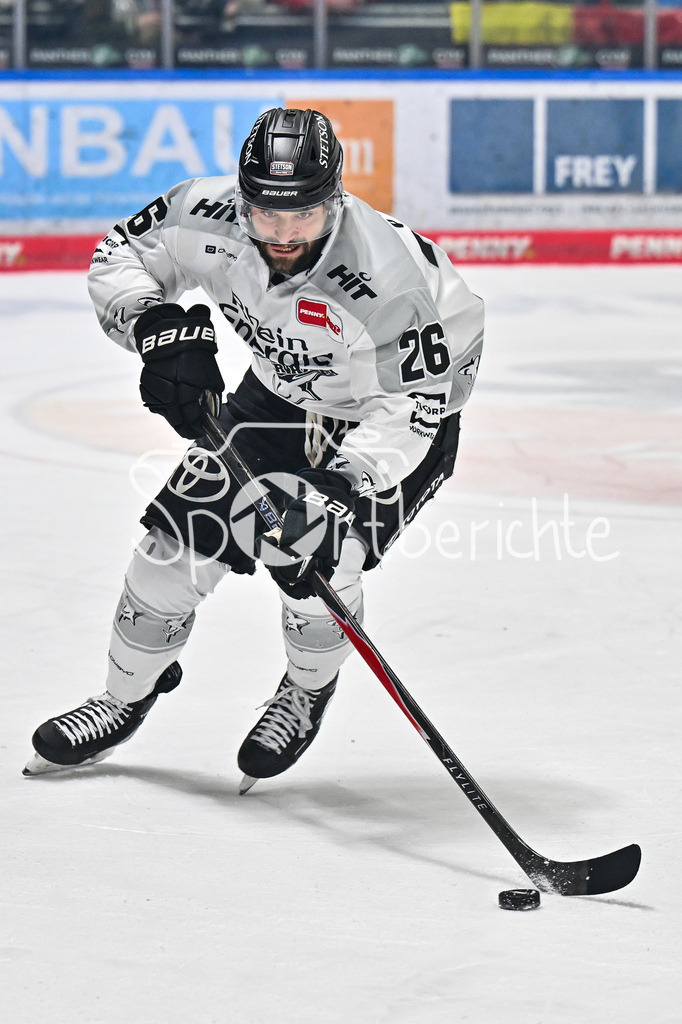 Augsburger Panther - Kölner Haie | AUGSBURG, GERMANY - 11. JANUARY: am Puck Dominik UHER (Kölner Haie 26) / Einzelfoto / Freisteller während dem Match zwischen den Augsburger Panthern und den Kölner Haien am 39. Spieltag der penny DEL im Curt Frenzel Stadion