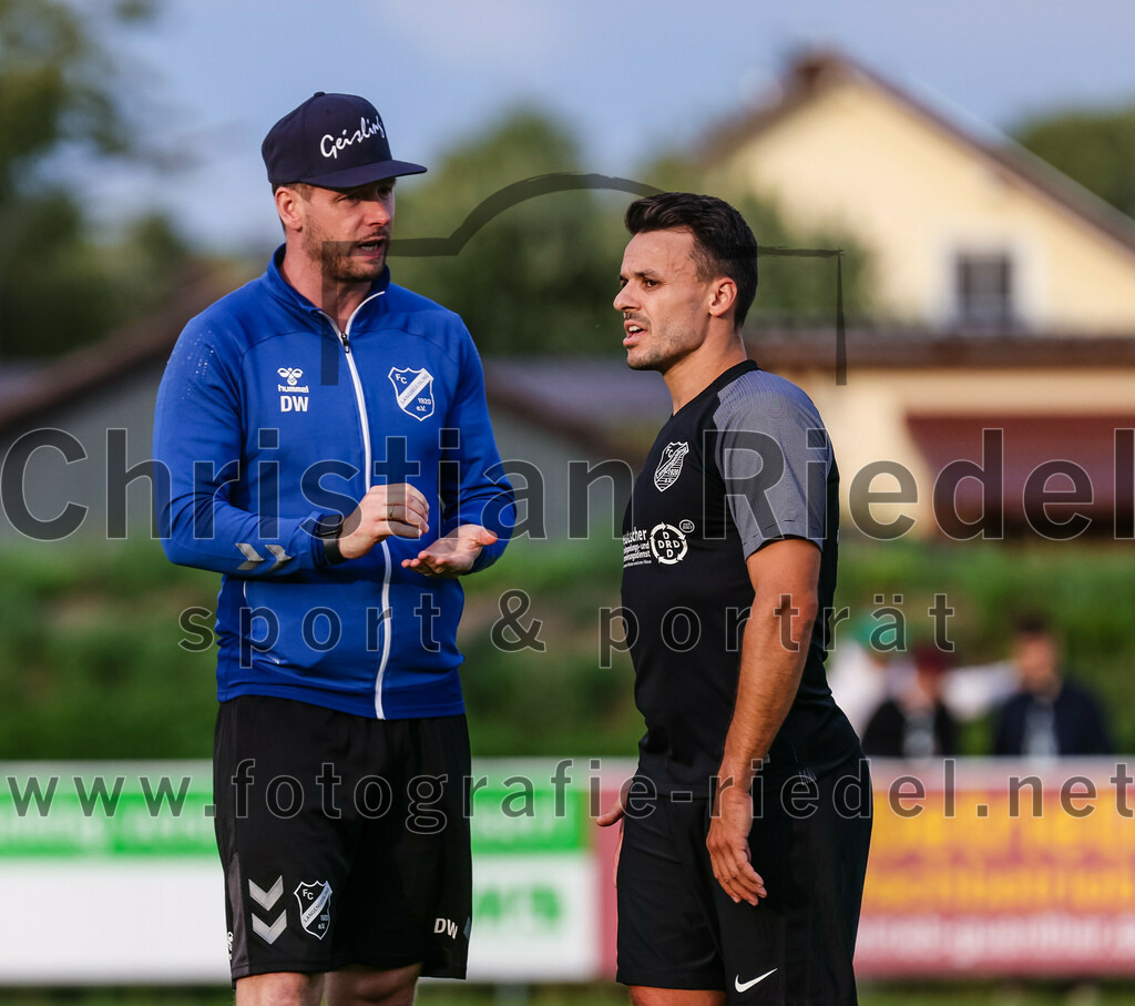2023-08-08_143_FC_Moosinning_gegen_FC_Langengeisling | Moosinning, Deutschland, 08.08.2023:
Fußball, Bezirksliga Oberbayern Ost 2023 / 2024, 3. Spieltag, FC Moosinning gegen FC Langengeisling, Endergebnis: 0:4

Co-Trainer Douglas Wilson (FC Langengeisling), Spielertrainer Maximilian Hintermaier (FC Langengeisling)

Foto: Christian Riedel / fotografie-riedel.net