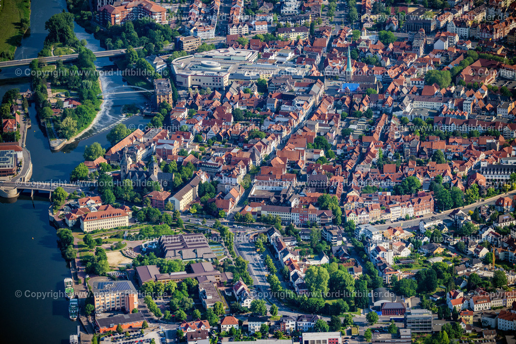 Hameln_Altstadt_ELS_0388050623 | HAMELN 05.06.2023 Altstadtbereich und Innenstadtzentrum in Hameln im Bundesland Niedersachsen, Deutschland. Weiterführende Informationen bei: Stadt Hameln. // Old Town area and city center in Hameln in the state Lower Saxony, Germany. Further information at: Stadt Hameln. Foto: Martin Elsen