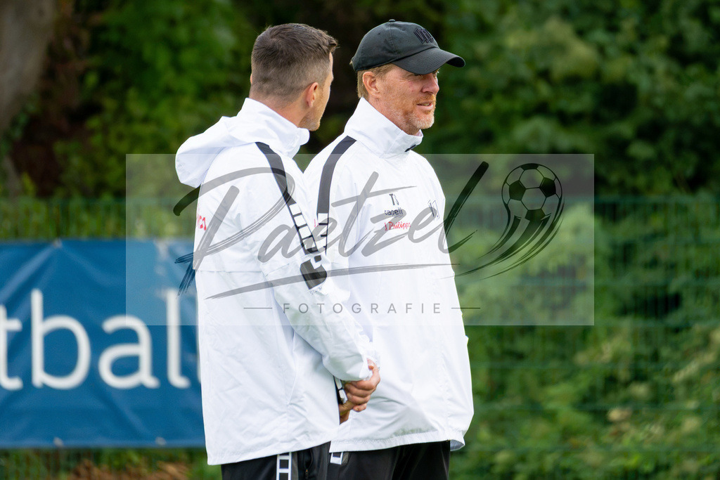 20260909_TRAOSN_0669 | Fußball, Herren: Trainer Timo Schultz (VfL Osnabrück) schaut beim Training des VfL Osnabrück am 09.09.2026 im Sportpark Illoshöhe in Osnabrück, Deutschland.(Foto von Nico Paetzel) - Realisiert mit Pictrs.com