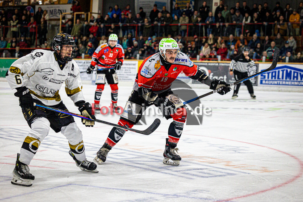 TSV Peißenberg MINERS vs EHC Königsbrunn | Eishockey Bayernliga Vorrunde 2024/2025, TSV Peißenberg MINERS vs EHC Königsbrunn, 20241027,Matthäus LIDL (Miners 19) in Aktion,2024-10-27 in Peißenberg (Eisstadion)Marco STERNHEIMER (EHC 6), Matthäus LIDL (Miners 19)Copyright: WolfgangxLindner