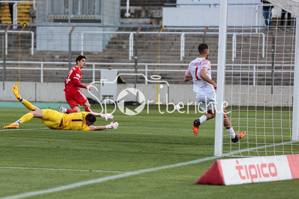 FC Bayern Amateure - FC Augsburg II | Grant Leon RANONS (FCB #22) umkurvt in dieser Szene Marcel LUBIK (FCA #1) und erzielt den Ausgleich zum 1-1