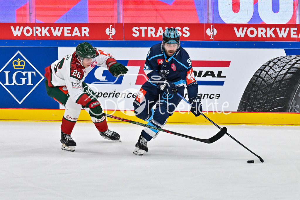 ERC Ingolstadt - Frölunda HC | INGOLSTADT, GERMANY - 02. DECEMBER: im Duell Isac HEENS (Frölunda Gothenburg 26) und Riley SHEEN (ERC Ingolstadt 91) beim Match zwischen dem ERC Ingolstadt und Frölunda HC beim Hinspiel im Viertelfinale der Champions Hockey League in der Saturn Arena