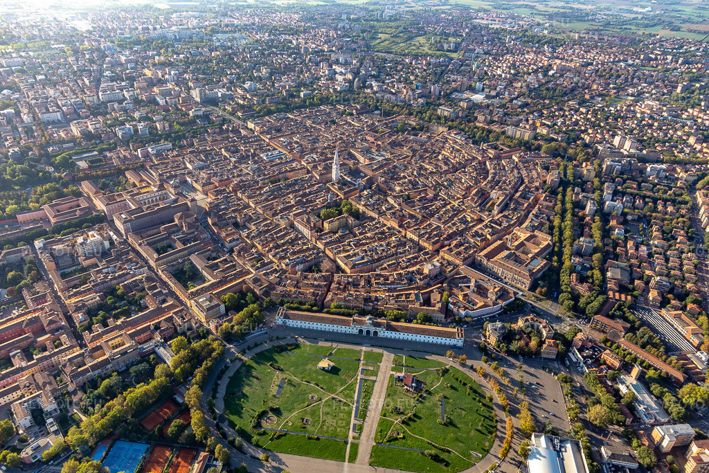 Vue aérienne: Parco archeologico Novi Ark, Parco PiazzaD'Armi Novisad, Université Marco Biagi Département d'économie à Modena dans le département Modena, Italie. Photo: IMG_134868.jpg prise le 20/09/2022 par Werner Riehm/FLY-FOTO.euRésolution de l'original: 5472 x 3648 pxWWW.ECONOMIA.UNIMORE.IT