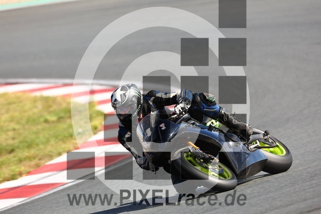 0054-20240912_01705 | Schöne Erinnerungen an spannende Momente - das festzuhalten ist unser Job. PIXELrace.de ist seit 2003 auf den Rennstrecken Europas unterwegs um die Action draußen beim Fahren und die wunderbare Stimmung imm Fahrerlager für euch einzufangen.