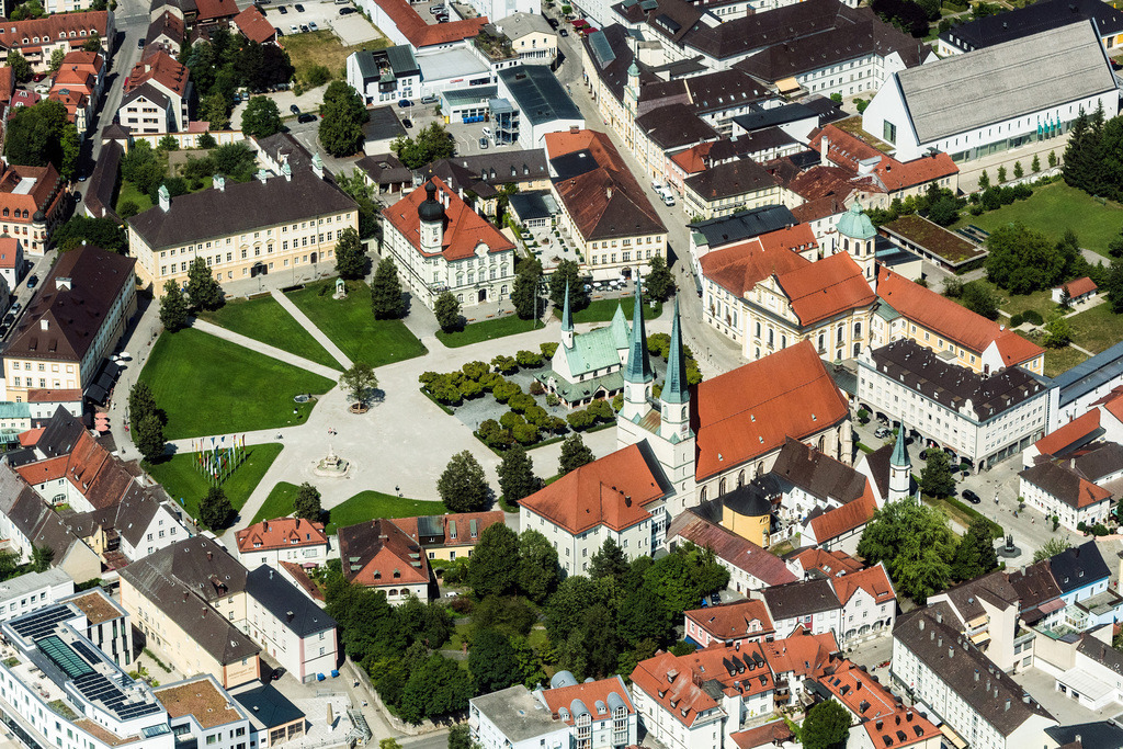 dr__0010357.jpg | ALTöTTING 05.07.2017 Altstadtbereich und Innenstadtzentrum in Altötting im Bundesland Bayern, Deutschland. // Old Town area and city center in Altoetting in the state Bavaria, Germany. Foto: Daniel Reiter