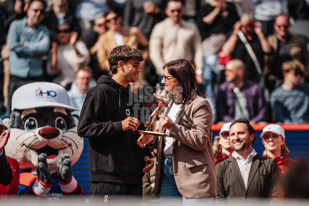 Tennis | Männer | bitpanda Hamburg Open Finale | ATP 500 | Andrei Andrejewitsch Rubljow (RUS) vs. Flavio Cobolli (ITA) | 24.05.2025 | v.l. Flavio Cobolli erhält von Maryam Blumenthal (Wissenschaftssenatorin Bündnis 90/Grüne) die Trophäe