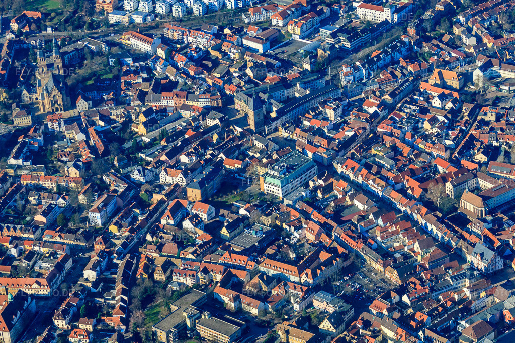 Luftbild: Maximilianstraße am Altpörtel in Speyer im Bundesland Rheinland-Pfalz in Deutschland. – Foto: IMG_36853.jpg vom 16.01.2011 durch Werner Riehm/FLY-FOTO.de – Auflösung des Originals: 4752 x 3168 px – Altpörtel | Visit Speyer