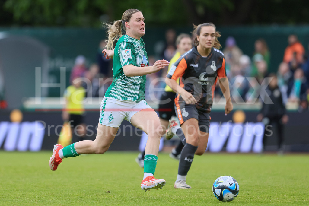 Fussball, Google Pixel Frauen-Bundesliga, SV Werder Bremen - MSV Duisburg | v.li.: Juliane Wirtz (SV Werder Bremen, 28) am Ball, Einzelbild, Ganzkörper, Aktion, Action, Spielszene, DIE DFB-RICHTLINIEN UNTERSAGEN JEGLICHE NUTZUNG VON FOTOS ALS SEQUENZBILDER UND/ODER VIDEOÄHNLICHE FOTOSTRECKEN. DFB REGULATIONS PROHIBIT ANY USE OF PHOTOGRAPHS AS IMAGE SEQUENCES AND/OR QUASI-VIDEO.