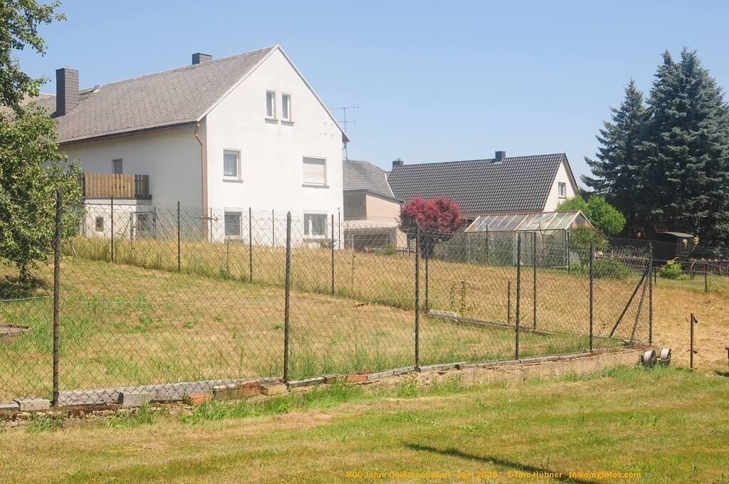 Geißmannsdorf-2026-Ortsbilder-366 | Geißmannsdorf bei Bischofswerda im Sommer 2026. Ein fotografischer Streifzug durch das Dorf Geißmannsdorf, mit Gebäuden, Straßen, Strohpuppen und geschmückten Vorgärten und Grundstücken anlässlich der 800-Jahr-Feier von Geißmannsdorf im Juni 2026 - Realisiert mit Pictrs.com