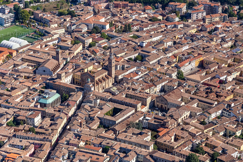 Aerial view: Cathedral of Santa Maria Assunta in Crema in the state Cremona, Italy. – Photo: IMG_134418.jpg taken on 09/18/2022 by Werner Riehm/FLY-FOTO.com – Resolution of the original: 5284 x 3523 px – CHIESA CATTEDRALE DI CREMA - Diocesi di Crema