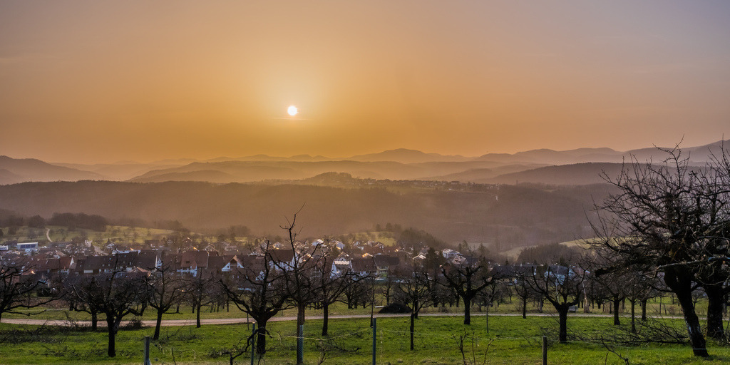 Sonnenaufgang über Nuglar (SO) | Schöne Fotografien aus der Stadt und der Natur zum bestellen oder selber hochladen. Druck auf Foto, Postkarte, Kalender, FineArt Hahnemühle, Alu-Dibond , Akustikbilder zur Absorption von Schall und Lärm etc. - Realisiert mit Pictrs.com