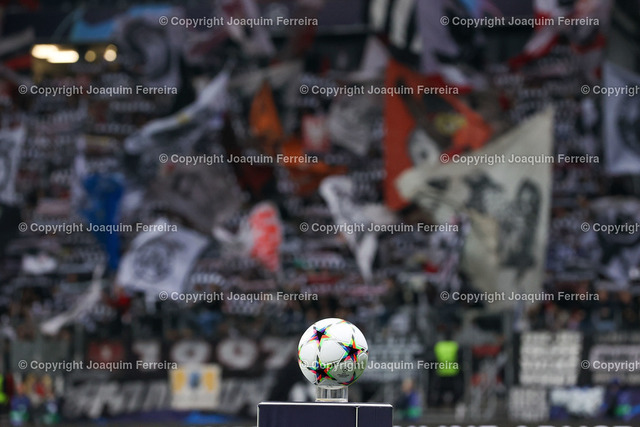 sgevstott_0741 | 04.10.2022 xjfx  Fussball Champions League Group D Eintracht Frankfurt - Tottenham Hotspur emspor,  v.l., Eintracht Frankfurt Fans,Stimmung, Schals, Trikots, Emotionen, Championsleague Ball


(DFL/DFB REGULATIONS PROHIBIT ANY USE OF PHOTOGRAPHS as IMAGE SEQUENCES and/or QUASI-VIDEO) - Realisiert mit Pictrs.com
