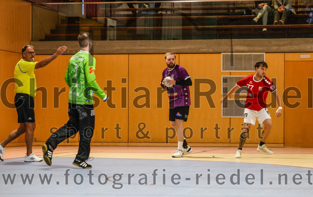 2024-10-20_100_SpVgg_Altenerding_II_gegen_TSV_Taufkirchen-Vils | Erding, Deutschland, 20.10.2024:Handball, Bezirksliga Männer Ost 2024 / 2025, 3. Spieltag, SpVgg Altenerding II gegen TSV Taufkirchen/Vils, Endergebnis: 15:20Torwart Otto Donaubauer (SpVgg Altenerding, #1), Julian Kreisig (SpVgg Altenerding, #9), Christian Grabmeier (TSV Taufkirchen/Vils, #77)Foto: Christian Riedel / fotografie-riedel.net