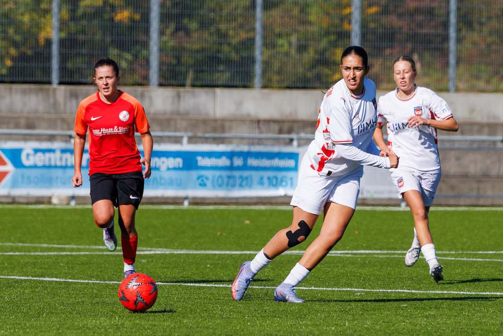 FCHHÜT_251003_2875 | 1.FC Heidenheim 1846 II vs. TSV Hüttlingen, Fußball, Frauen, Bezirkspokal, 2025/2026, 1.Runde, 03.10.2025 in Mergelstetten, Sportplatz 2(Foto: Michael Bulling) - Realisiert mit Pictrs.com