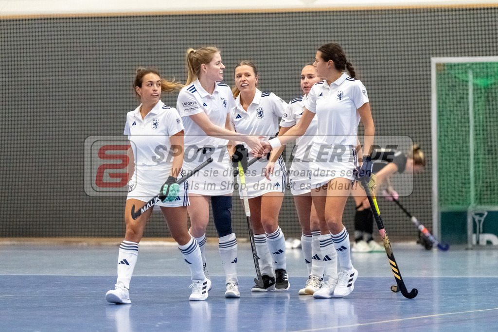 HK_20241201_109472 | 1. Bundesliga Halle Damen Düsseldorfer HC - Schwarz Weiss Köln am 1.12.2024 DHC, Düsseldorf , Tessa Schubert ( Düsseldorfer HC #28 ) , Annika Sprink ( Düsseldorfer HC #3 ) , Mabel Brands ( Düsseldorfer HC #7 ) , Pia Lhotak ( Düsseldorfer HC #5 ) , Selin Oruz ( Düsseldorfer HC #14 )