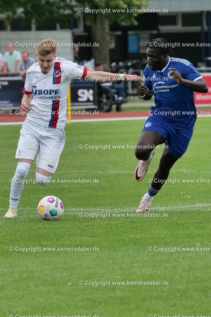 Fußball : Testspiel : SuS 09 Dinslaken - Schalke 04 U 19 am 25.07.2024 | Foto : Jochen Emde / www.kameradabei.de - Realisiert mit Pictrs.com