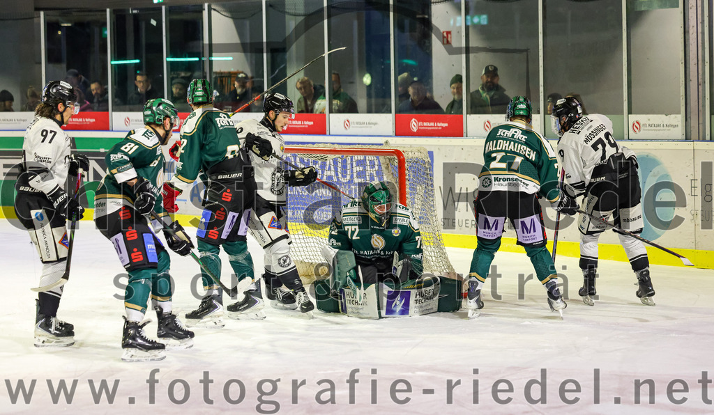 2026-01-30_060_TSV_Erding_gegen_EHF_Passau_Black_Hawks | Erding, Deutschland, 30.01.2026:Eishockey, Oberliga Süd 2025 / 2026, 42. Spieltag, TSV Erding gegen EHF Passau Black Hawks, Endergebnis: 2:6Rene Röthke (EHF Passau Black Hawks, #97), Maximilian Forster (Erding Gladiators, #81), Cristian Achim (Erding Gladiators, #62), Torwart David Zabolotny (Erding Gladiators, #72), Mark Waldhausen (Erding Gladiators, #27), Leo Mössinger (EHF Passau Black Hawks, #79)Foto: Christian Riedel / fotografie-riedel.net
