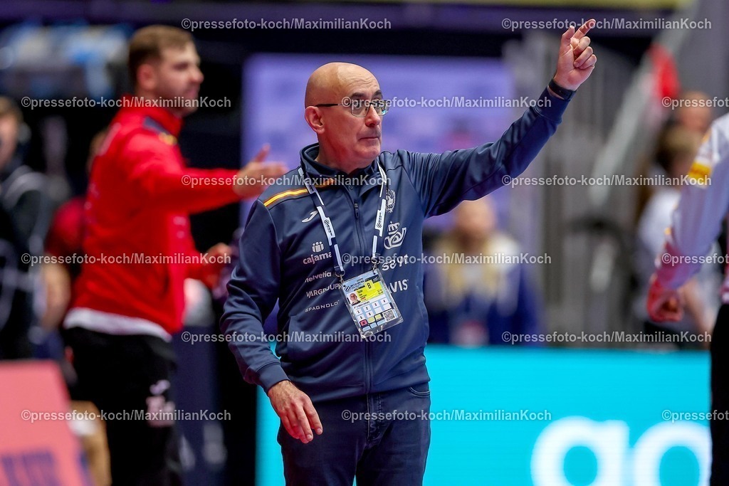 EHF17012601122 | 17.01.2026, Handball, Men's EHF EURO 2026, Österreich - Spanien, Jyske Bank Boxen in Herning, Dänemark, Preliminary Round: Headcoach Jordi Ribera Romans (Espania #hc) gestikulierend am Spielfeldrand  