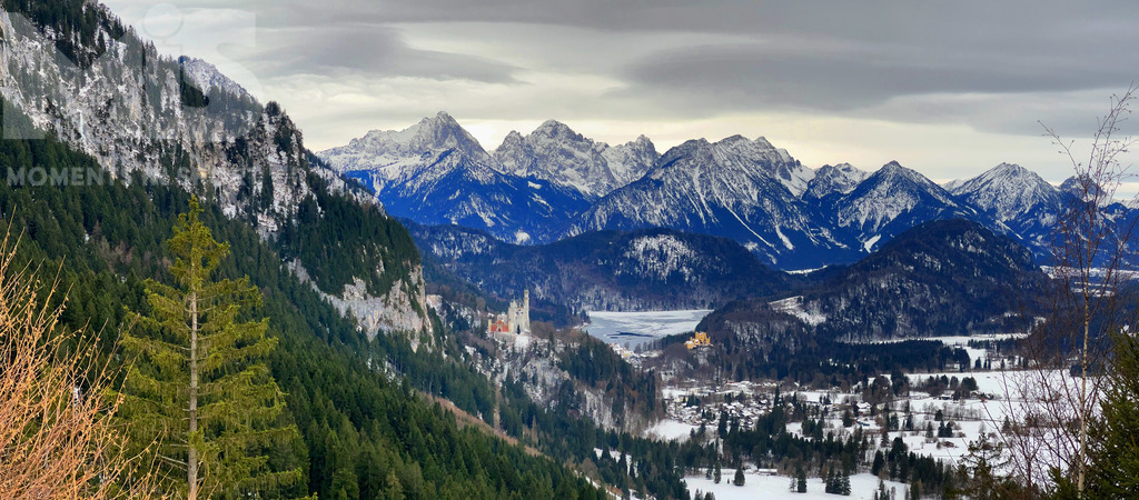 mis_110914bf01.JPG | 30.01.2022,  Schwangau bei Füssen im Allgäu, Wintertag auf dem Wanderpfad zur Rohrkopfhütte,  am Wanderweg entlang hat man einen tollen Blick auf die Allgäuer Alpenkette und die Füssener Königsschlösser. - Realisiert mit Pictrs.com