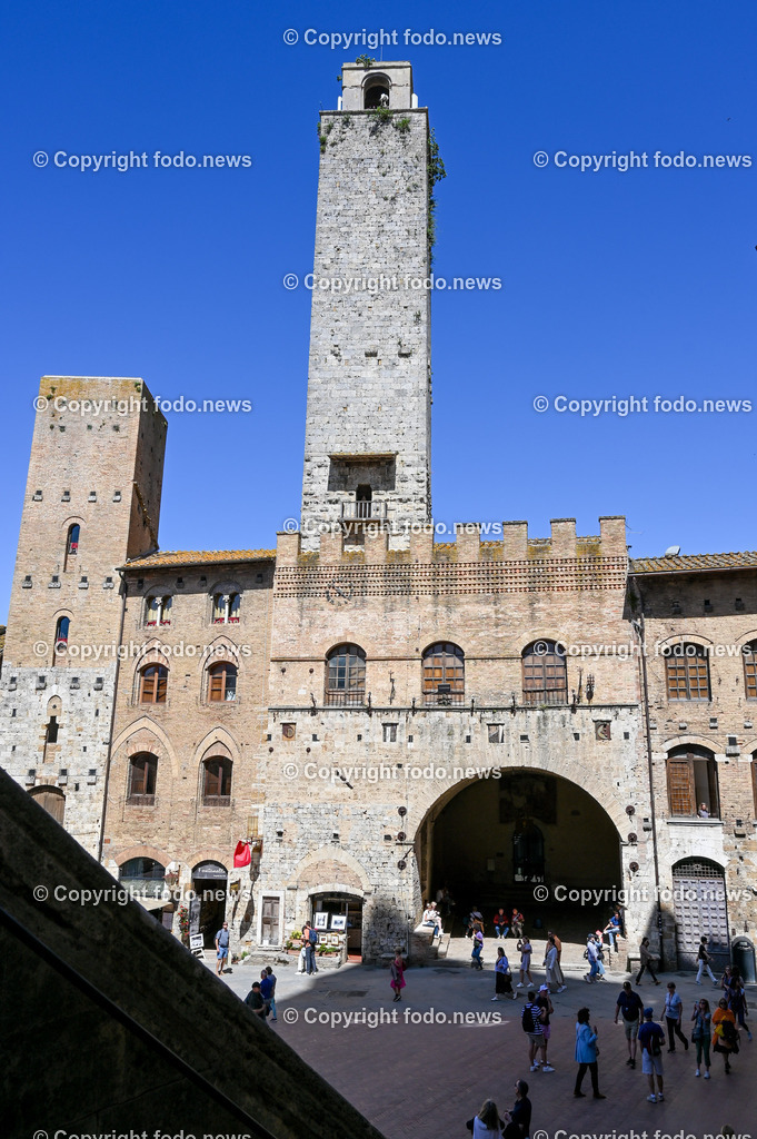 Italien_ Toskana_ San Gimignano_ 31.05.2024-141 | 31.05.2024, Italien, ITA, Toskana, San Gimignano im Bild Stadtansichten Gebäude, Architektur, Touristen, Historisch, Souvenir, Ansichten der berühmten Stadt San Gimignano in der Toskana-Italien - View of the famous town San Gimignano in Tuscany-ItalySan Gimignano ist eine italienische Kleinstadt in der Toskana mit einem mittelalterlichen Stadtkern. San Gimignano wird auch die Stadt der Türme genannt. Die Stadt liegt in der Provinz Siena. Sie gehört neben Florenz, Siena und Pisa zu den von Touristen meist besuchten Zielen in der Toskana.