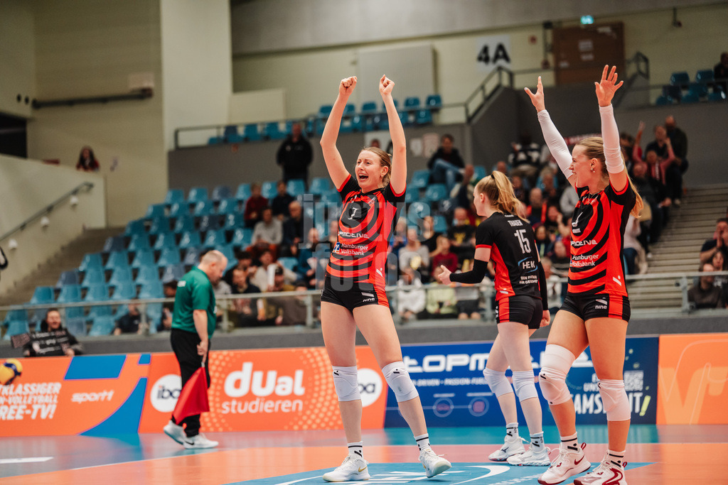 Volleyball | Frauen | Saison 2025/2026 | Volleyball Bundesliga | ETV Hamburger Volksbank Volleys vs. VfB Suhl LOTTO Thüringen | 07.03.2026 | ETV jubelt, links Leonie Körtzinger (#7, ETV Hamburger Volksbank Volleys) rechts Zoe Konjer (#8, ETV Hamburger Volksbank Volleys)