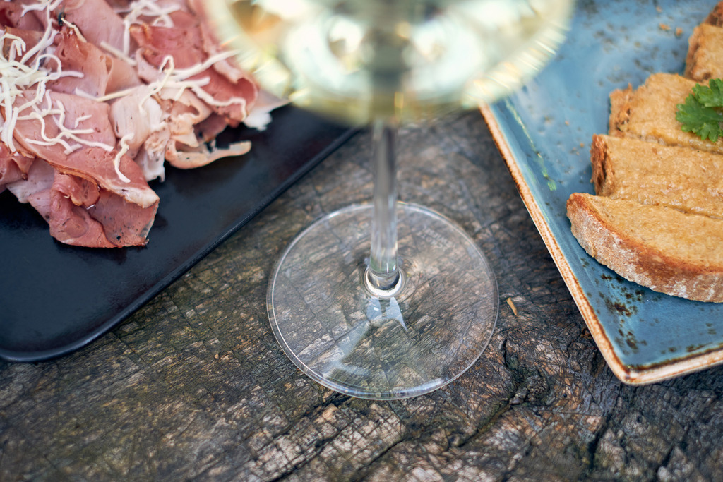 Weissweinglas mit Schinken und Grammelschmalzbrote | Austria - August 07, 2021: Weissweinglas mit Schinken und Grammelschmalzbrote. - Realisiert mit Pictrs.com