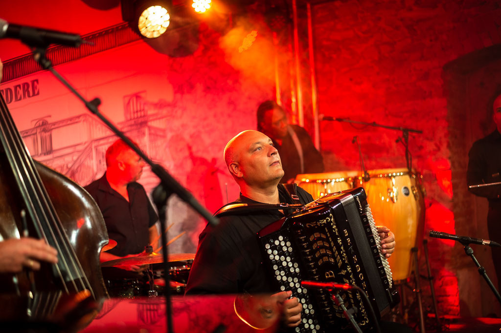 Tango meets Cuba | Tango meets Cuba mit den Klazz Brothers & Cuba Percussion im Forte Belvedere Leisnig zum Festival Hallo Leisnig 2022. - Realisiert mit Pictrs.com