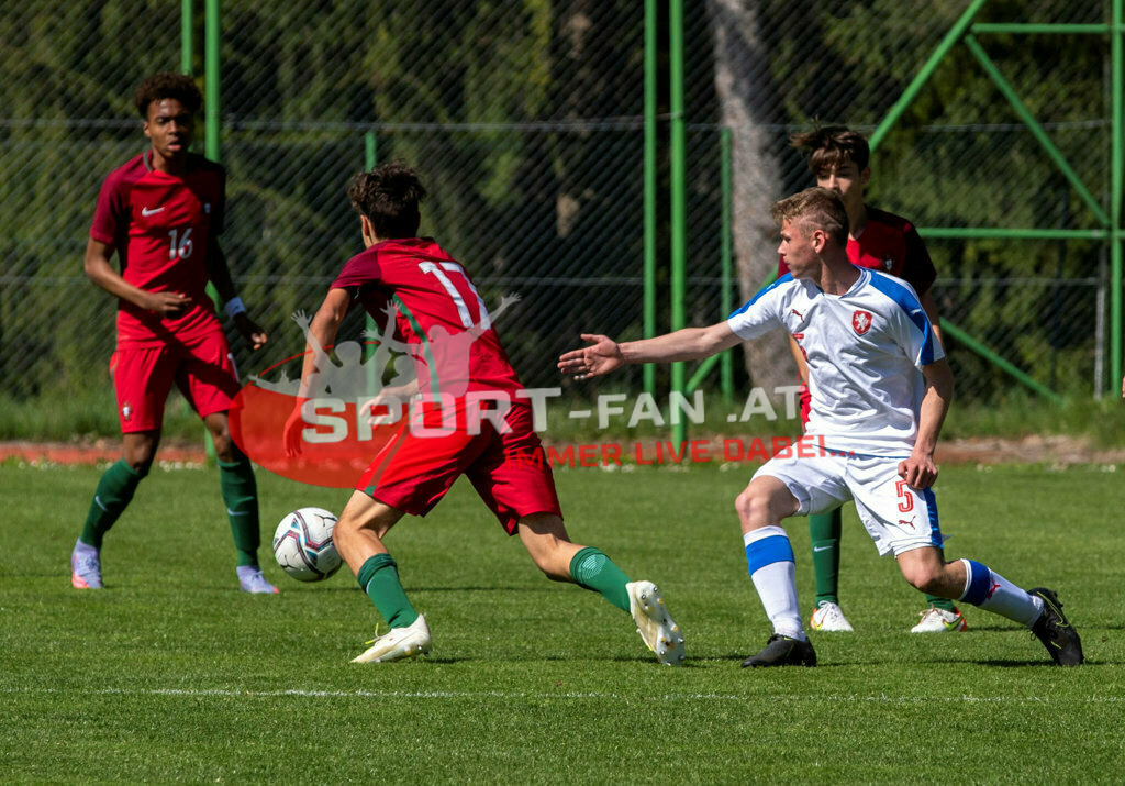 Portugal  U15 -Czech Republic U15 | RAFAEL MELO (Portugal #16) AFONSO MEIRELES (Portugal #17) LUKAS HRBACEK (Czech Republic #5) ; Portugal  U15 -Czech Republic U15 am 29.04.2022 in Arnoldstein
(Sportplatz), AUSTRIA, (Photo by Ernst Krawagner sport-fan.at) - Realisiert mit Pictrs.com