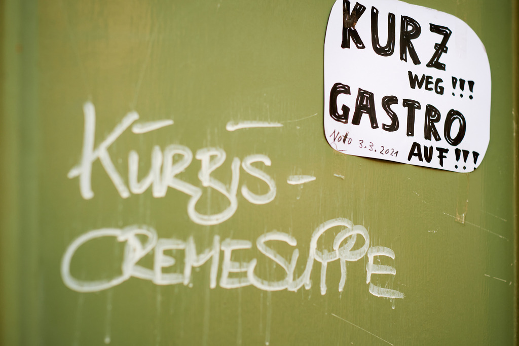 Schaufenster mit Suppenverkauf und Hinweis Gastro offen | Wien, Austria - March 07, 2021: Massnahmen zur Einschränkung von COVID-19; Schaufenster mit Suppenverkauf und Hinweis Gastro offen, bin kurz weg. - Realisiert mit Pictrs.com