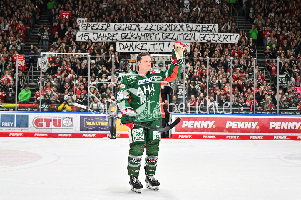 Augsburger Panther - Grizzlys Wolfsburg | AUGSBURG, GERMANY - 15. MARCH: Im Bild T. J. TREVELYAN (Augsburger Panther 24) der sich von den Fans feiern lässt Einzelfoto / Freisteller nach dem Match zwischen den Augsburger Panthern und den Grizzlys Wolfsburg am 52. Spieltag der Penny DEL im Curt Frenzel Stadion / Spruchband der Fans