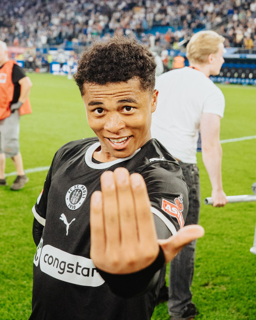 FCS04309 | Der offizielle Shop für FC St. Pauli Fotos. Wähle aus Spielszenen & Fanmomenten dein FCSP Wunschformat. Wir liefern Millerntor-Atmosphäre.