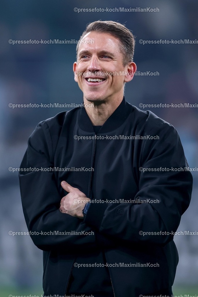 BMG13122502234 | 13.12.2025, Fußball, Borussia Mönchengladbach - VfL Wolfsburg, 1. Fußball Bundesliga, 14.Spieltag, Borussia-Park, Saison 2025 2026: Interimstrainer Daniel Bauer (VfL Wolfsburg #hc) lachend  DFB regulations prohibit any use of photographs as image sequences and or quasi-video.