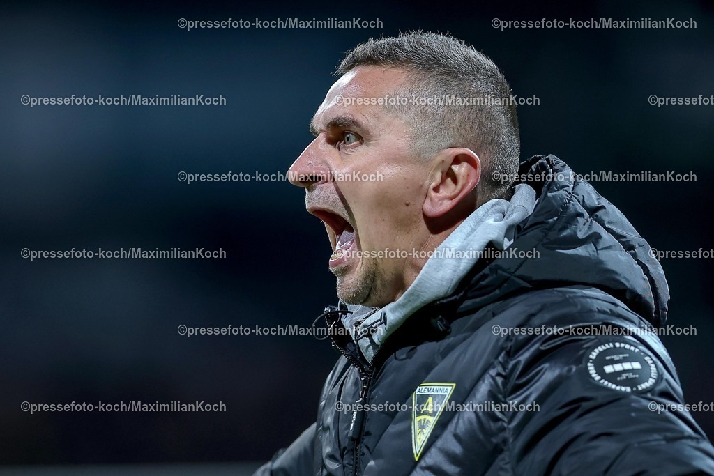 FKo26022601023 | 26.02.2026, Fußball, Landespokal Mittelrhein, SC Fortuna Köln - TSV Alemannia Aachen, Südstadion, Viertelfinale Bitburger-Pokal, Saison 2025 2026: Cheftrainer Mersad Selimbegovic  (Alemannia Aachen #hc) gestikulierend am Spielfeldrand   DFB regulations prohibit any use of photographs as image sequences and or quasi-video.