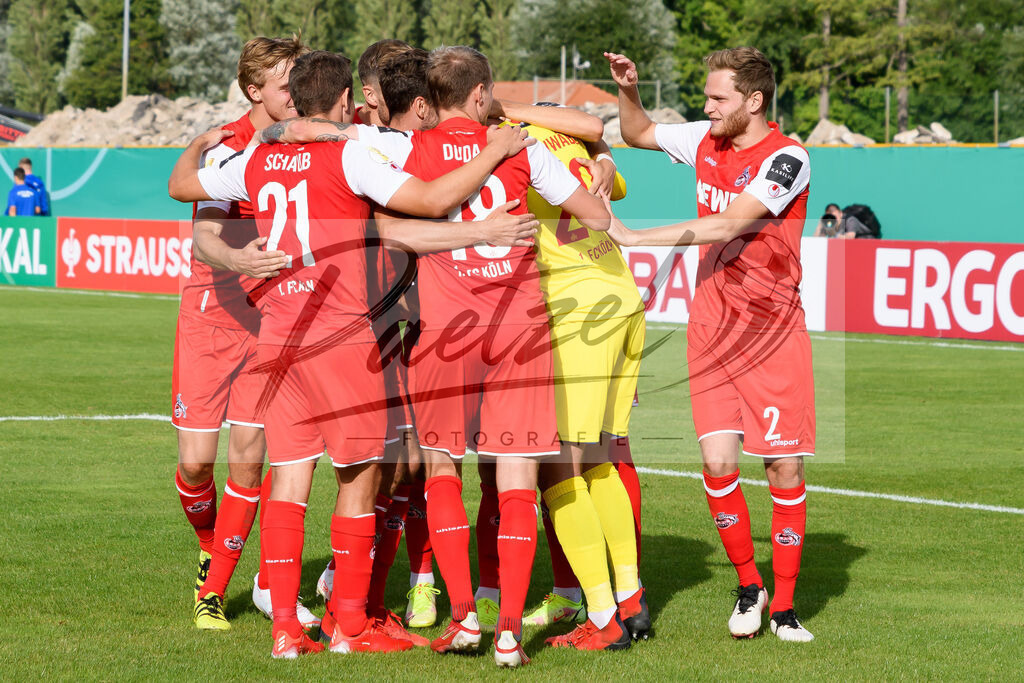 JENKOE20210808_106 | Fussball, Herren: . Spieler vom 1. FC Koeln Schlussjubel, jubelen nach dem 2:4 Sieg beim Spiel der 1. Runde im DFB-Pokal zwischen FC Carl Zeiss Jena und 1. FC Koeln im Ernst-Abbe-Sportfeld am 08.08.2021 in Jena, Deutschland.DFB / DFL REGULATIONS PROHIBIT ANY USE OF PHOTOGRAPHS AS IMAGE SEQUENCES AND/OR QUASI-VIDEO. - Realisiert mit Pictrs.com