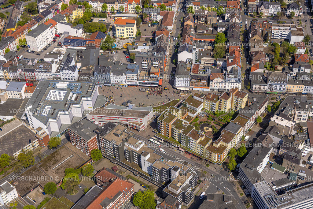 Herne230403062Ost | Luftbild, Außengastronomie Cafe Extrablatt am WAZ Medienhaus, Robert-Brauner-Platz, City und Neue Höfe, Herne-Mitte, Herne, Ruhrgebiet, Nordrhein-Westfalen, Deutschland