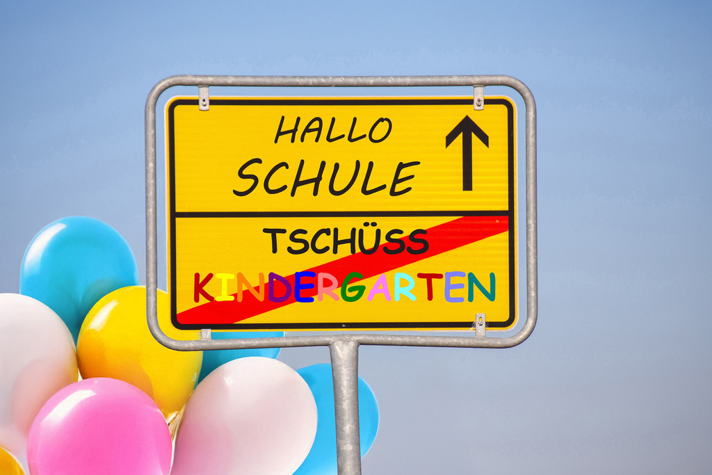 Tschüss Kindergarten, Hallo Schule: Ortsschild mit eingefügtem Text als Grußkarte  | Tschüss Kindergarten, Hallo Schule: Ortsschild mit eingefügtem Text als Grußkarte für Schulanfänger - Realisiert mit Pictrs.com