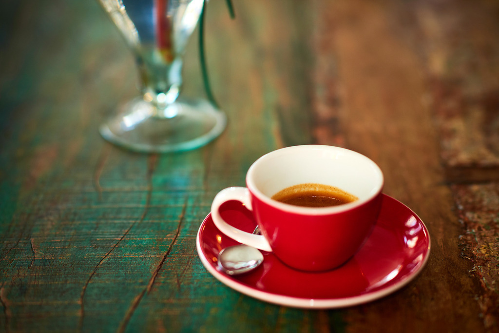 Cafebrennerei Franze | Wien, Austria - August 08, 2019: Cafebrennerei Franze am Kutschkermarkt, Cafe Crema in einer roten Tasse. - Realisiert mit Pictrs.com